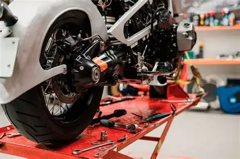 Moto en taller con herramientas y equipo de servicio